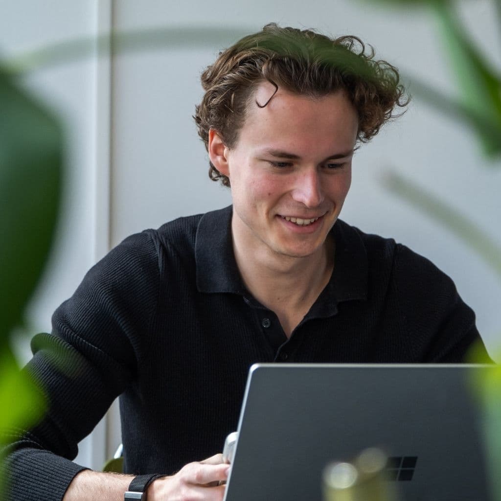 Jelle achter laptop