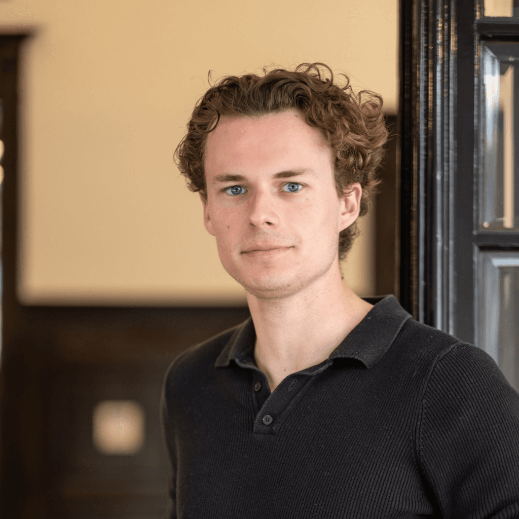 Jonge collega bij een raam in het kantoor