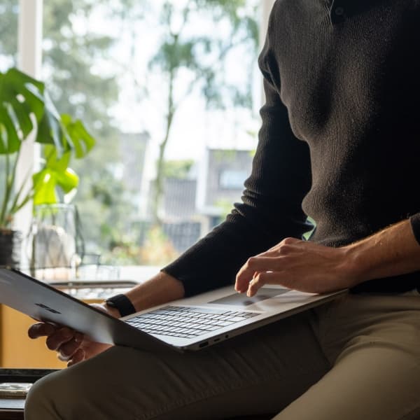 Jelle op de laptop aan het werk