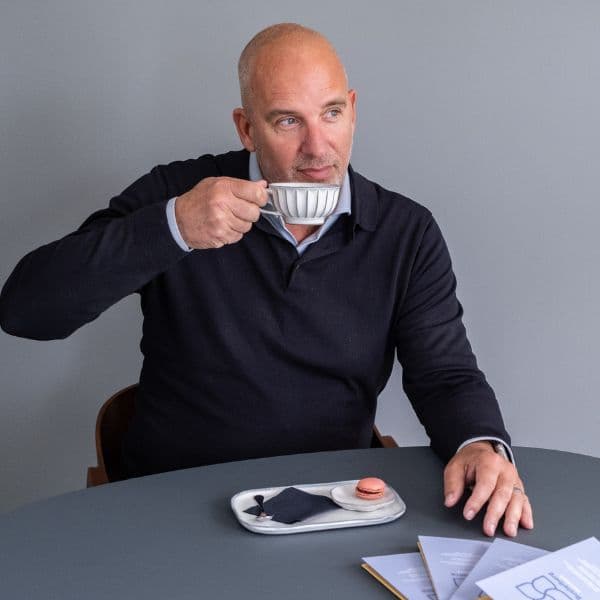 Peter met een kop koffie