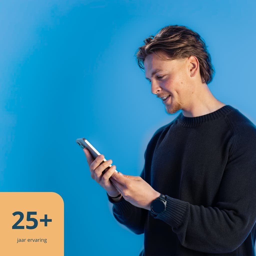 Adam kijkt op telefoon
