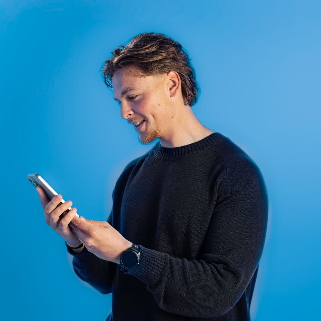 Adam kijkt op zijn telefoon