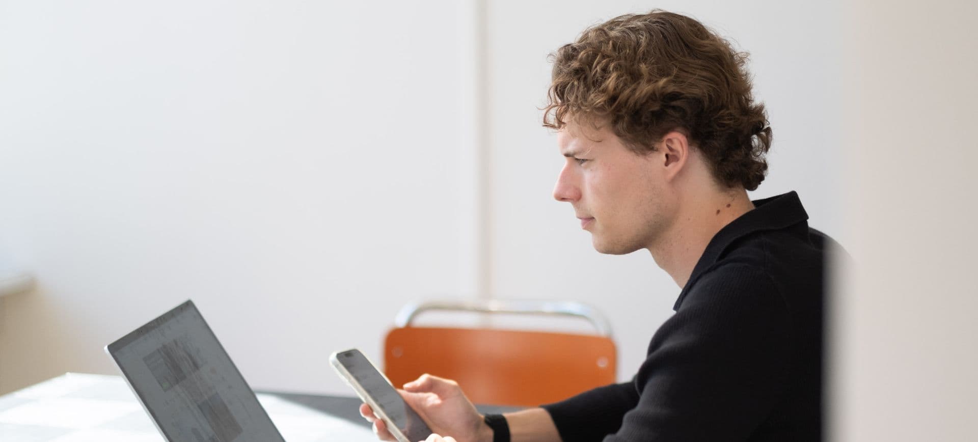 Rustig doorrekenen achter laptop en telefoon