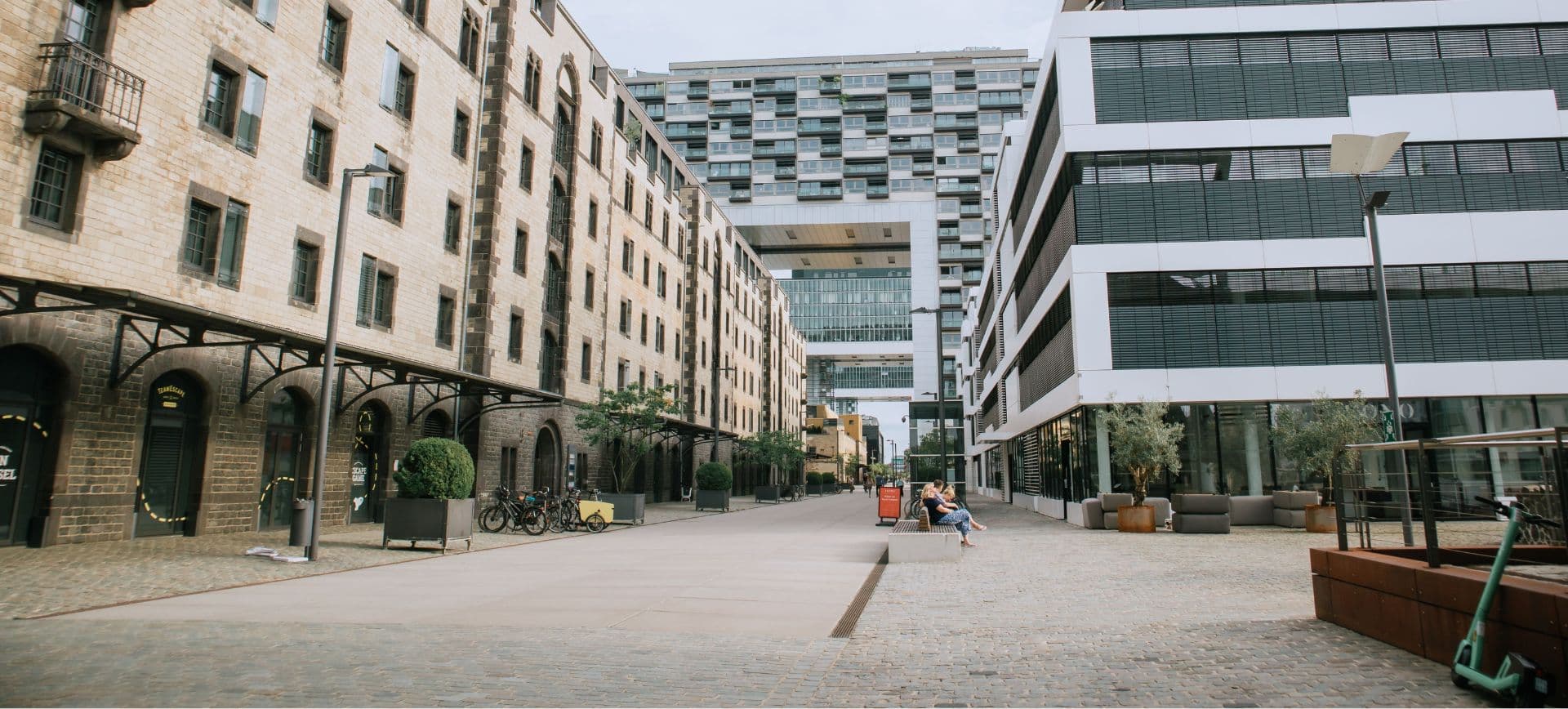 Moderne kantoor- en woongebouwen aan een stadskade