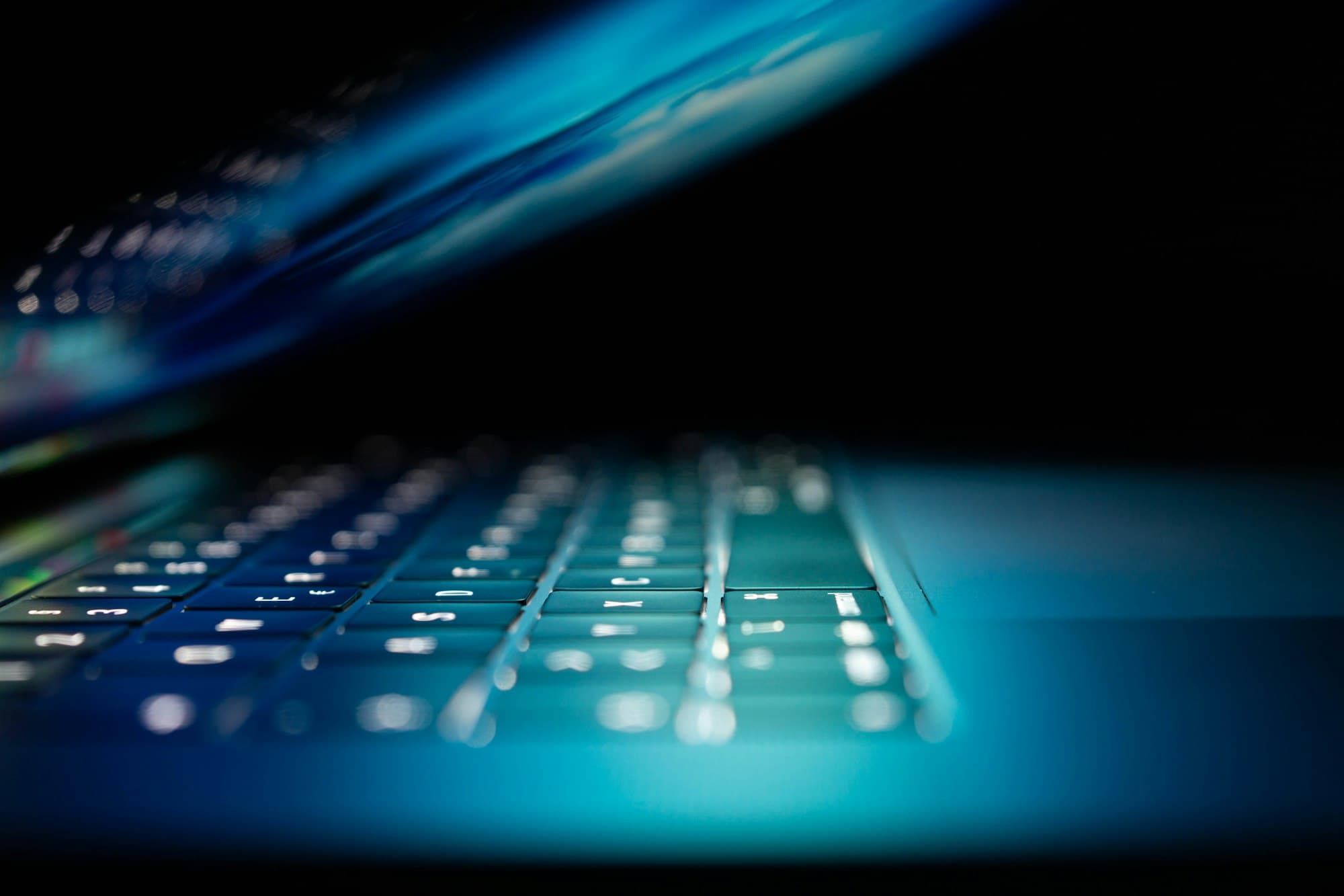 Verlicht laptoptoetsenbord in het donker
