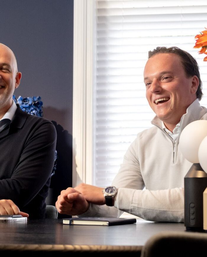 Peter en Daan in gesprek aan tafel