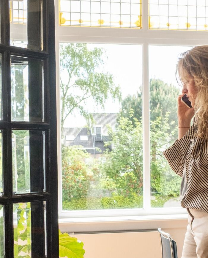 Marlies aan het bellen