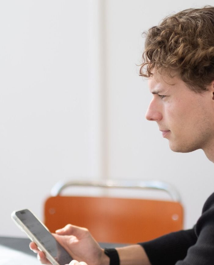 Jelle achter laptop in de pensioen calculator
